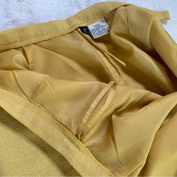 Yellow one-button two -piece LeSuit Pant Suit - Picture 3 of 9